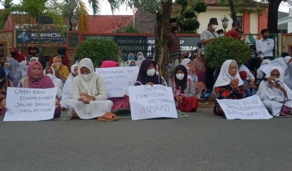 Aliansi Rakyat Menggugat Kembali Unjuk Rasa dengan Datangi Kantor Bupati Sumenep