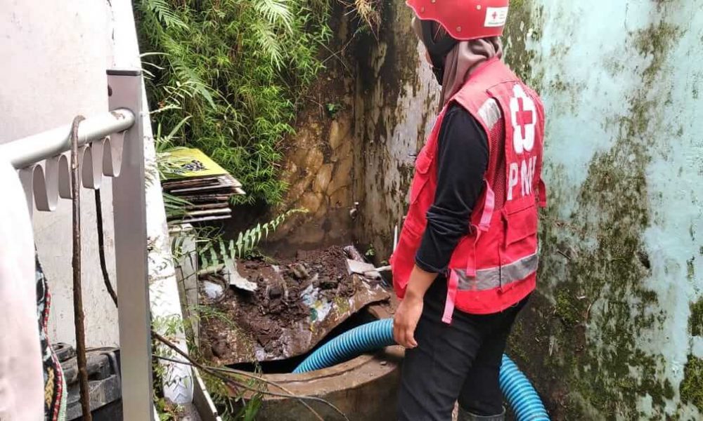 35 Relawan PMI Jember Bantu Sedot Sumur dan Bersihkan Lumpur Sisa Banjir