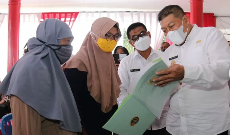 Wabup Malang bersama BPN Serahkan Program PTSL ke 150 Warga Dalisodo Wagir