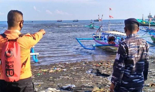 Perahu Motor Bermuatan 15 Nelayan di Situbondo Tenggelam