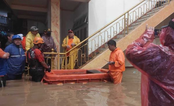 Rumah Terendam Banjir, Keluarga Bupati Jember Mengungsi ke Lantai 2