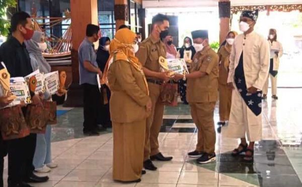 Dewan Kesenian bersama Bupati Situbondo beri Penghargaan Pelaku Seni dan Sejarawan