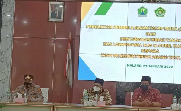 Wali Kota Sutiaji Serahkan Hibah Tanah Tiga Kantor Urusan Agama kepada Kemenag Kota Malang