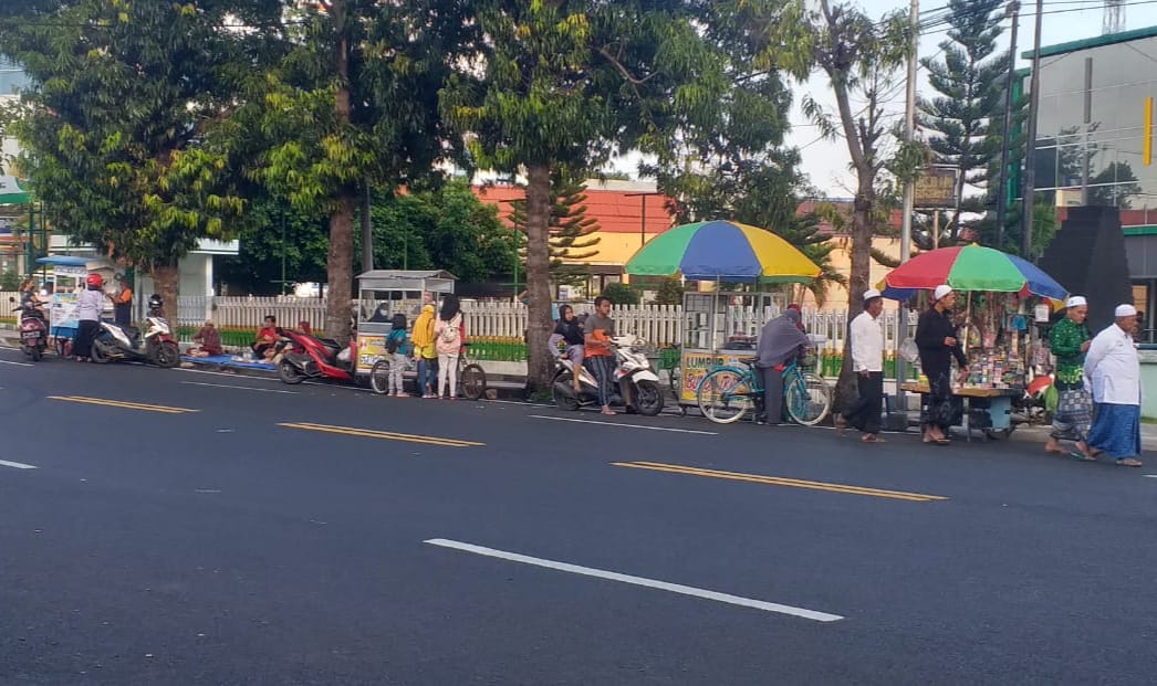 Bangkitkan Ekonomi Masyarakat, Pedagang Kaki Lima Situbondo berharap Car Free Day Kembali Dibuka