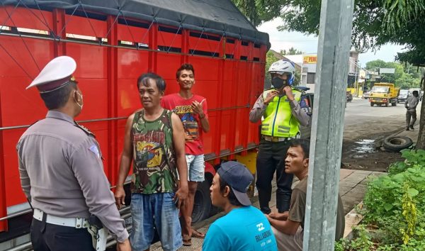 Sikapi Keluhan Masyarakat Lingkungan Karang Asem Situbondo, Satlantas Langsung Tertibkan Parkir Sembarangan