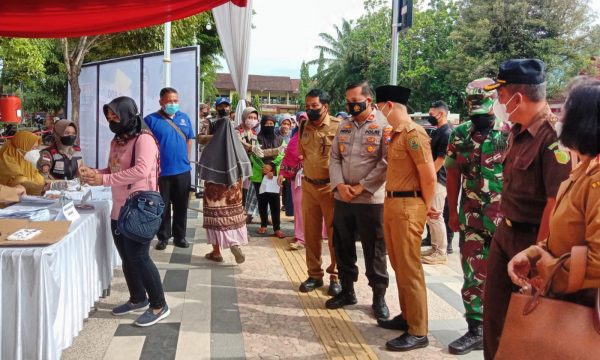 Pastikan Kebutuhan Masyarakat Terpenuhi, Bupati Arifin Tinjau Operasi Pasar Minyak Murah di Pendopo Trenggalek