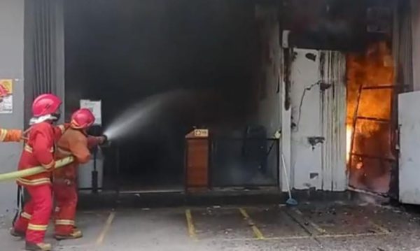 Dapur Waroeng Steak & Shake di Jalan Ciliwung Terbakar