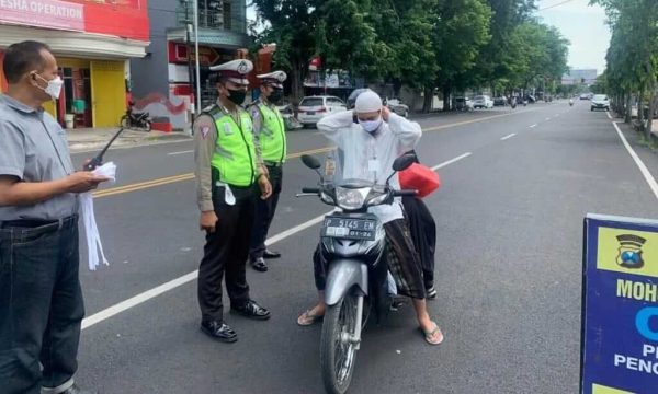 Pamor Keris Polres Situbondo Disiplinkan Pengendara Motor untuk Taat Prokes