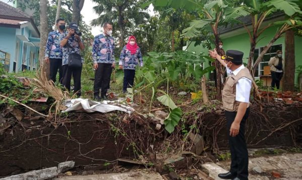 Wawali Kota Malang Tinjau Pagar Kantor Kecamatan Blimbing yang Roboh