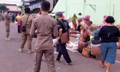 Pedagang Tak Berlapak di Luar dan Bahu Jalan Pasar Asembagus Situbondo Ditertibkan Diskoperindag