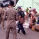 Pedagang Tak Berlapak di Luar dan Bahu Jalan Pasar Asembagus Situbondo Ditertibkan Diskoperindag