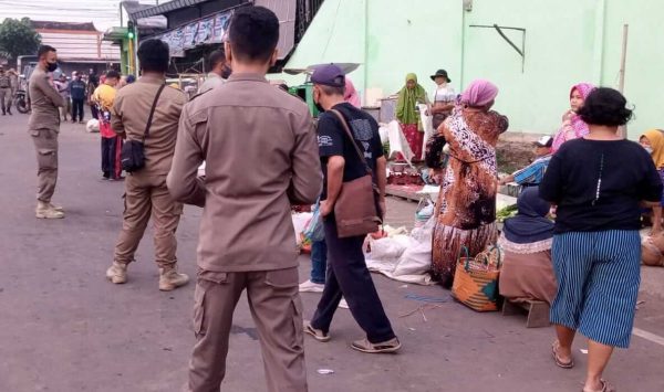 Pedagang Tak Berlapak di Luar dan Bahu Jalan Pasar Asembagus Situbondo Ditertibkan Diskoperindag