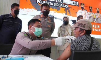 Cegah Omicron, Kapolresta Sidoarjo Gencarkan Vaksinasi Lansia dan Nakes