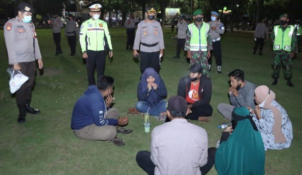 Tim Pamor Keris Polres Situbondo Serentak Lakukan Penegakan Disiplin dan Edukasi Prokes