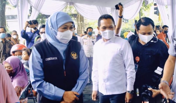 Khofifah Gelar Operasi Pasar Minyak Goreng Murah bersama Gubernur Jawa Timur di Lumajang