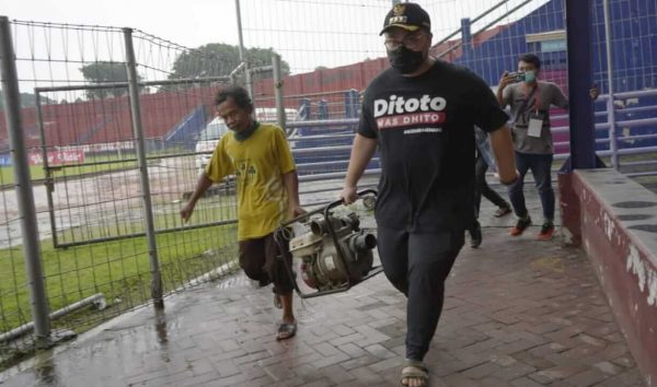 Lihat Stadion Digenangi Air saat Digunakan Laga, Bupati Kediri Turun Tangan Kuras Genangan Air