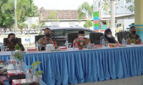 Monitoring Vaksinasi di Bungatan, Bupati Situbondo Ingatkan Dampak Pandemi yang Berkepanjangan