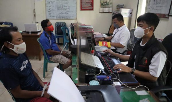 Diduga Peras Kepala Sekolah, Polres Bondowoso Tangkap Tangan Dua Orang yang Mengaku Wartawan