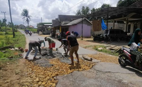 Sering Mengakibatkan Kecelakaan, Komunitas Pajung Baja bersama Warga Swadaya Perbaiki Jalan