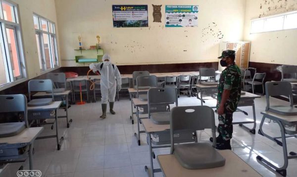 Satgas Covid-19 Situbondo Lakukan Penyemprotan Disinfektan di SMPN 1 Situbondo