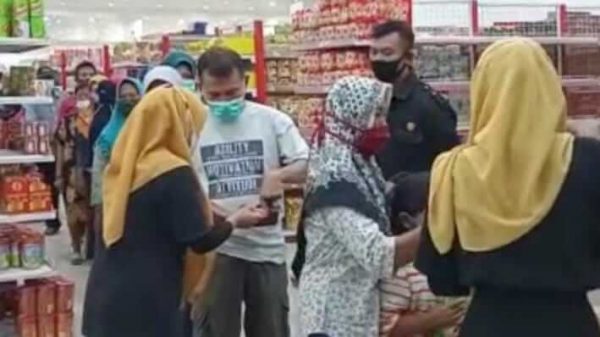 Beli Minyak Goreng di Jember Sudah Seperti Pemilu, Usai Beli Jari Dicelup Tinta