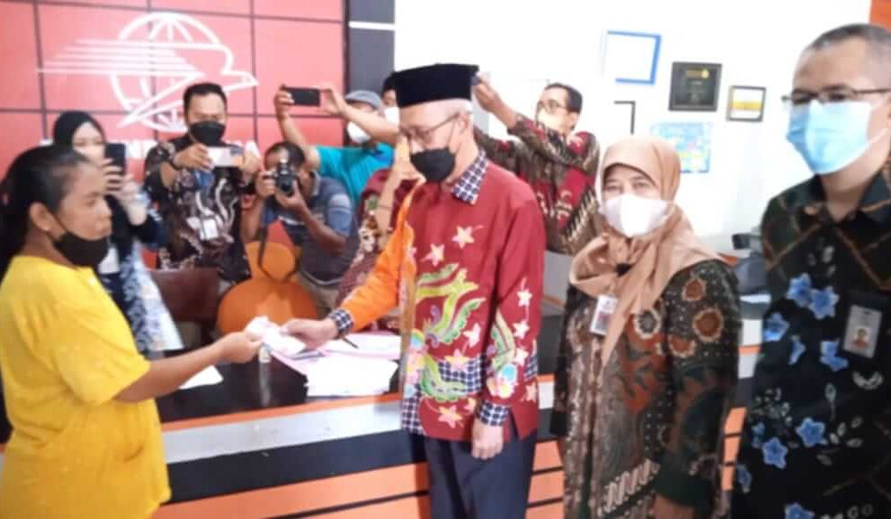 Bupati Bondowoso Respon Positif Pengalihan Pengambilan BPNT melalui Via PT Pos Indonesia