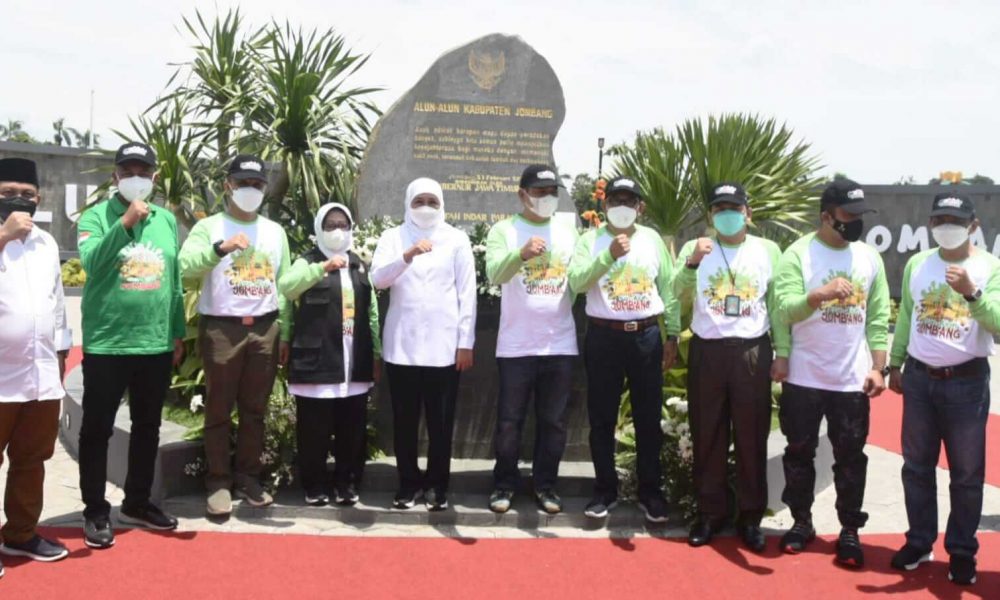 Gubernur Jatim Didampingi Bupati Mundjidah Lakukan Serangkaian Peresmian di Alun-alun Jombang