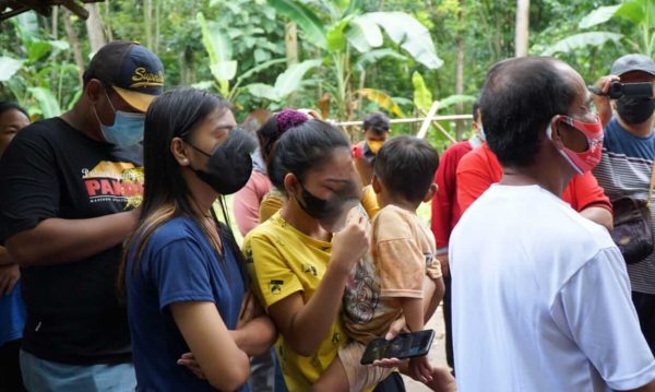 Prihatin Keterbatasan Ekonomi Warganya, Bupati Kediri Bedah Rumah dan Sekolahkan Anak