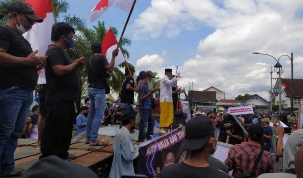 Rekanan Proyek Wastafel Era Bupati Faida Gelar Aksi Unjuk Rasa di Depan Pendapa Jember