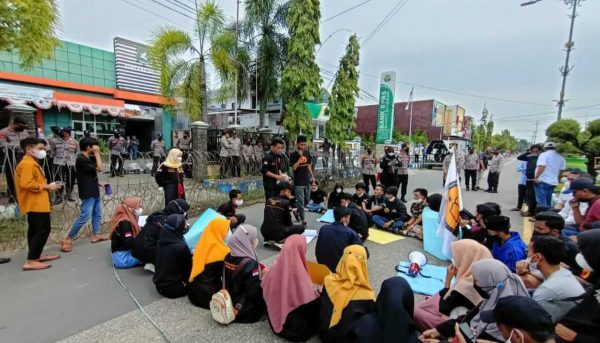 Kantor PT Sumekar Line Sumenep Diunjuk Rasa Tidak Beroperasinya KM DBS III