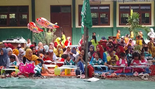 Fatayat NU bersama Lazisnu Situbondo Berbagi Makanan Sehat Balita dan Gelar Vaksinasinasi