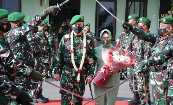 Tradisi Pedang Pora Sambut Dandim 0822 Bondowoso, Letkol Arm Suhendra Chipta