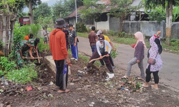 Antisipasi Demam Berdarah, Koramil dan Warga Jatibanteng Situbondo Bersihkan Selokan