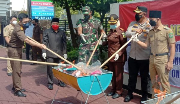 Forkopimda Trenggalek Musnahkan 52 Barang Bukti Perkara Mulai Narkotika hingga Pembunuhan