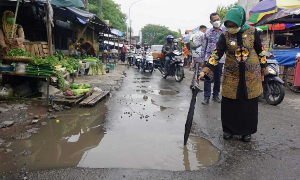 Bupati Jombang Respon Cepat Laporan Masyarakat Tentang Jalan Rusak di Pasar Legi