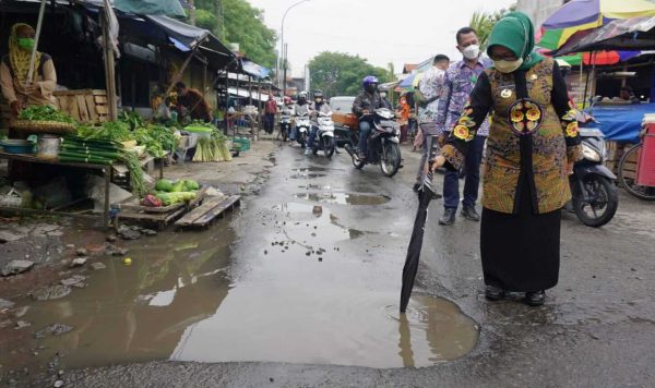 Bupati Jombang Respon Cepat Laporan Masyarakat Tentang Jalan Rusak di Pasar Legi