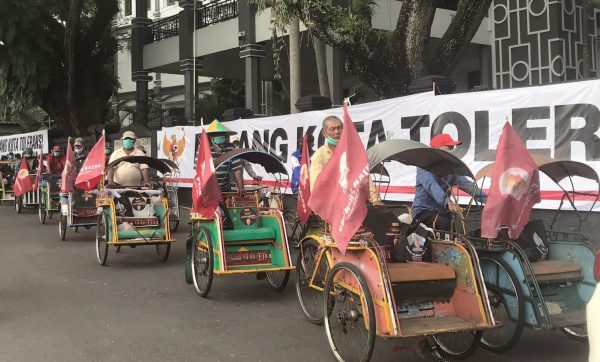 Komunitas Milenial Pendukung Ganjar Gandeng Pengayuh Becak Deklarasi dan Bagi Sembako di Kota Malang