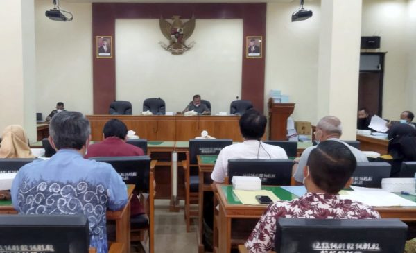 RAKER: Suasana rapat kerja (Raker) finalisasi Propemperda yang disepakati Bapemperda DPRD Trenggalek dengan TAPD. (memontum.com/mil)