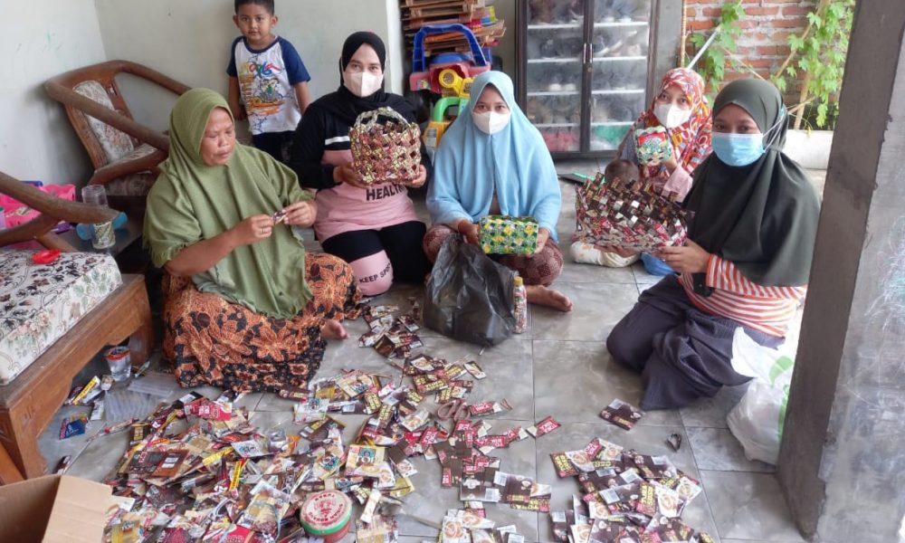 Emak-emak di Semambung Sidoarjo Manfaatkan Sampah Bungkus Kopi Jadi Tas