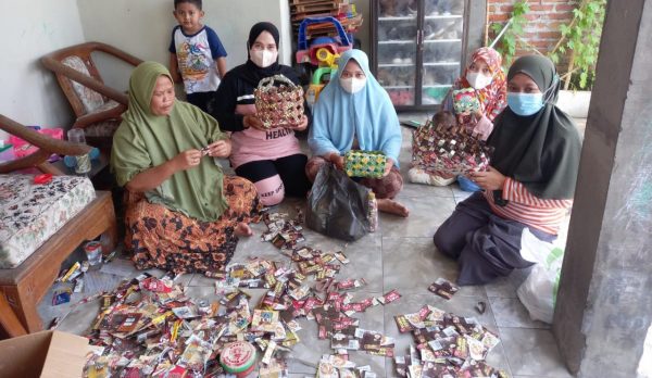 Emak-emak di Semambung Sidoarjo Manfaatkan Sampah Bungkus Kopi Jadi Tas