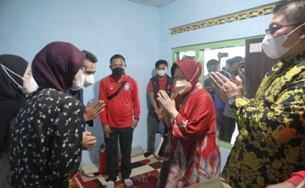 Mensos Risma Kunjungi Rumah Duka Korban Banjir Bandang dan Longsor di Lawang Malang