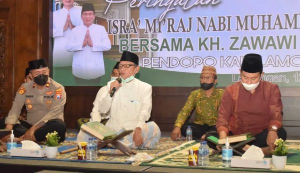 Peringati Isra Mi'raj, Pemkab Lamongan Hadirkan KH Zawawi Imron