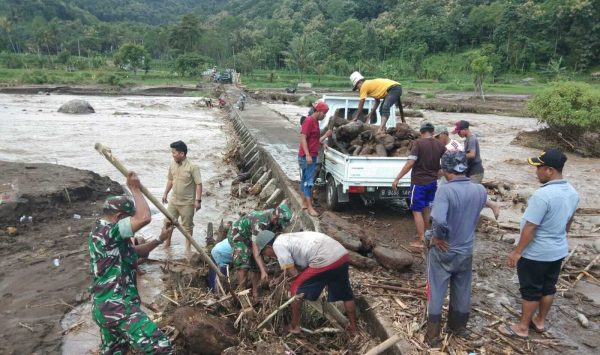 Jembatan Limpas Terendam Banjir, Warga Mojodungkul Situbondo Gelar Kerja Bakti