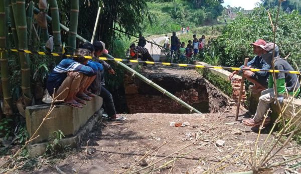 Jembatan Alternatif Wiyurejo Malang Ambruk, Satu Pikap, Sopir dan Pejalan Kaki Jadi Korban