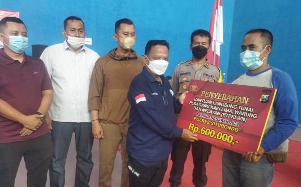 Polres Situbondo Salurkan Bantuan Sosial Tunai untuk PKL, Warung dan Nelayan