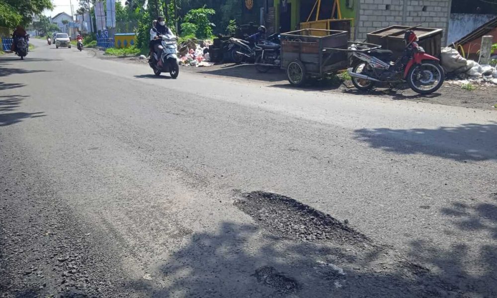 Peningkatan Jalan di Kecamatan Ambulu Jember Tuai Sorotan, Baru Rampung Sudah Rusak Lagi