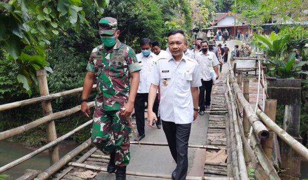 Tinjau Jembatan Putus yang Mengisolasi Sekitar 4 Ribu Warga, Wabup dan Dandim Siapkan Pembangunan Melalui BNPB