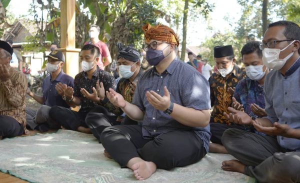 Peringati Hari Jadi Kabupaten Kediri, Mas Dhito Tanam Bambu Kuning di Titik Nol Harinjing