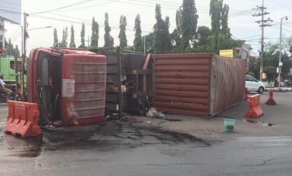 Diduga Akibat Rem Blong, Truk Bermuatan Sarden Terguling