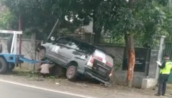 Mobil Berpenumpang Grup Band D'Masiv Diduga Alami Kecelakaan di Pantura Situbondo